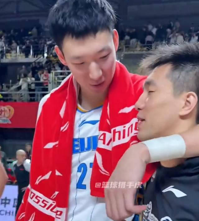 足且缺乏可